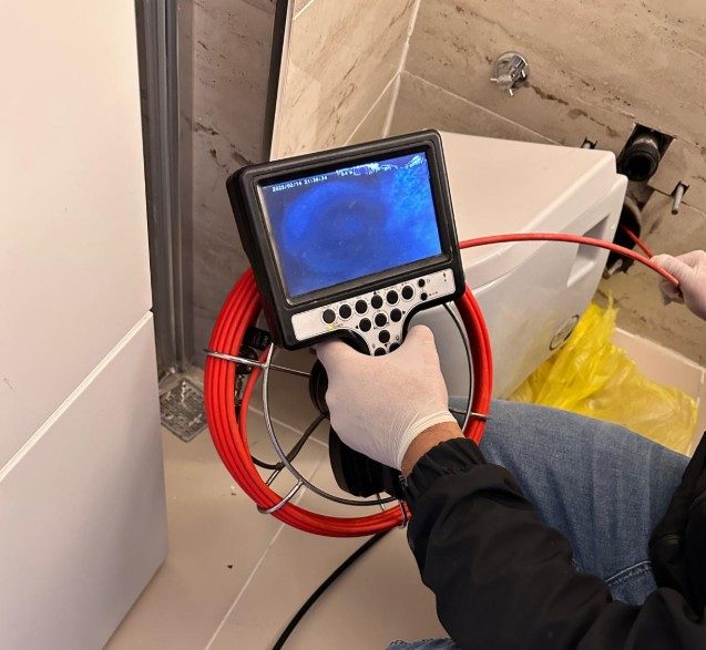 Banyo tesisatında boru kamerası ile görüntüleme